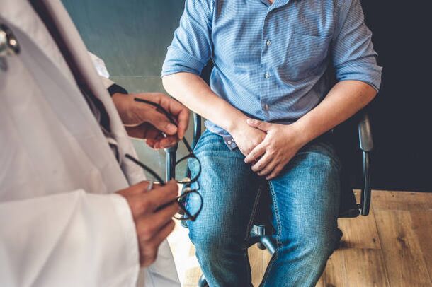 moški s simptomi prostatitisa na pregledu pri zdravniku